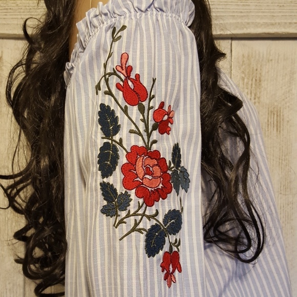 NWT Ivy & Main Off the Shoulder Embroidered Top - Picture 3 of 6